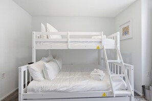 Room - Spacious 5-bedroom house in tranquil Austin with hot tub (Austin)