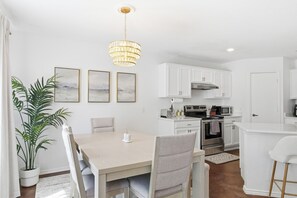 Dining - Spacious 5-bedroom house in tranquil Austin with hot tub (Austin)