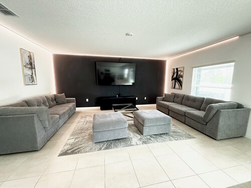 Luxury 4BR House • Hot Tub • Gym • Pool Table • Near Disney & Orlando