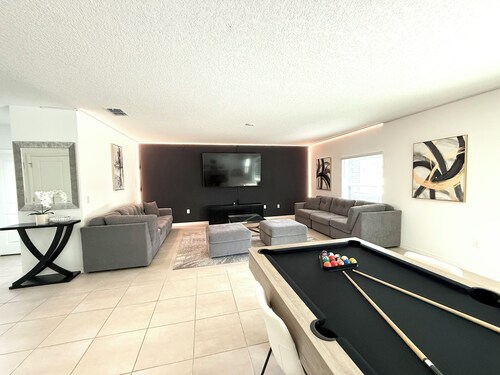 Luxury 4BR House • Hot Tub • Gym • Pool Table • Near Disney & Orlando