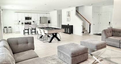 Luxury 4BR House • Hot Tub • Gym • Pool Table • Near Disney & Orlando