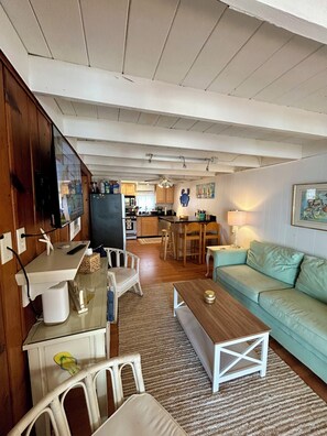 Living area - 2-bedroom, 1 full bath ocean block cottage in vibrant Dewey Beach. (Dewey Beach)