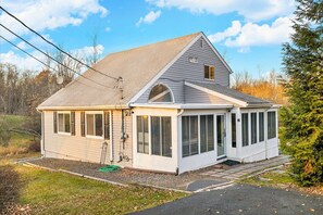 Exterior - Cozy Escape: Hot Tub & Sauna by Kalahari (Long Pond)