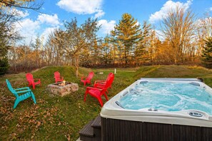 Outdoor spa tub - Cozy Escape: Hot Tub & Sauna by Kalahari (Long Pond)