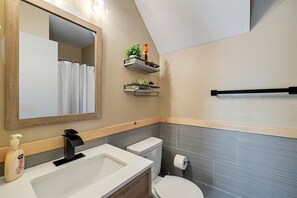 Secadora de cabello, toallas, jabón, papel de baño 