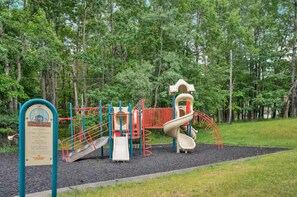 Children’s area - Cozy Escape: Hot Tub & Sauna by Kalahari (Long Pond)