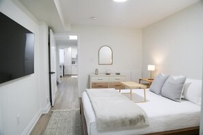 Room - Sunny Haven – Curated Private Suite w/ Projector (Holland Landing)