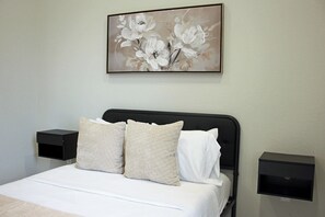 Room - Modern 2BR HOME | Private Office | BBQ |Near- 82 and Golf Camp (Lehigh Acres)