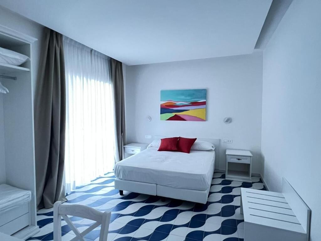Junior-Suite, Balkon, Stadtblick | Zimmersafe, Verdunkelungsvorhänge, Bügeleisen/Bügelbrett