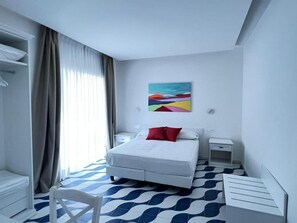Junior-Suite, Balkon, Stadtblick | Zimmersafe, Verdunkelungsvorhänge, Bügeleisen/Bügelbrett
