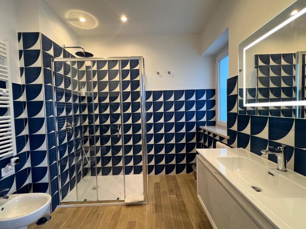 Deluxe-Dreibettzimmer, Meerblick | Badezimmer