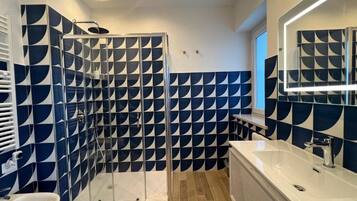 Deluxe-Dreibettzimmer, Meerblick | Badezimmer