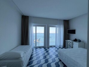Junior-Dreibettzimmer, Meerblick | Zimmersafe, Verdunkelungsvorhänge, Bügeleisen/Bügelbrett