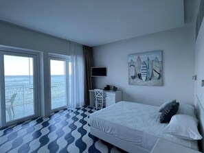 Junior-Dreibettzimmer, Meerblick | Zimmersafe, Verdunkelungsvorhänge, Bügeleisen/Bügelbrett