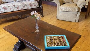 Ein Holztisch mit einer Vase und einer Schokoladenschachtel.