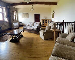 Smart TV - Delph Cottage Two ground floor bedrooms and a ground floor shower room (Briercliffe)