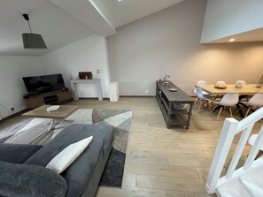 Living area - Vrbo Property (Bordeaux)