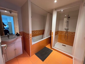 Bathroom - Vrbo Property (Bordeaux)