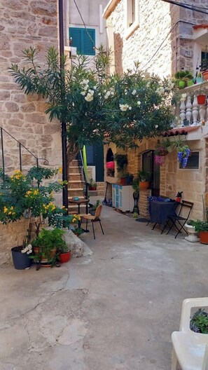 Terrace/patio - Family apartment in Pirovac - 200 m to the beach (up to 8 people) (Pirovac)