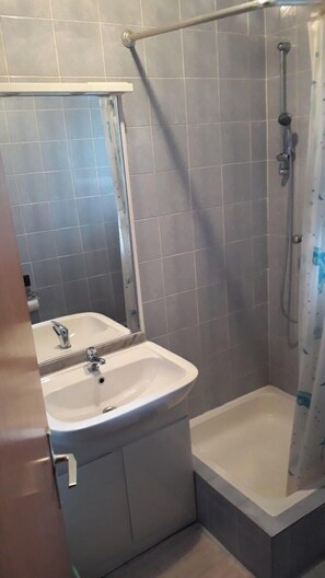 Shower, hair dryer, towels, soap - Family apartment in Pirovac - 200 m to the beach (up to 8 people) (Pirovac)