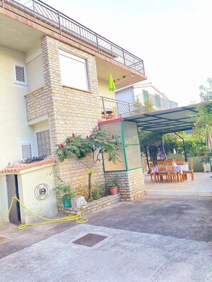 Outdoor dining - Family apartment in Pirovac - 200 m to the beach (up to 8 people) (Pirovac)
