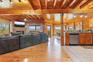 Smart TV, fireplace, video games, table football - Bear’s Eye View - Sleeps 12, Hot Tub, Game Room & Mountain Views (Sevierville)