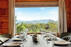 Dining - Bear’s Eye View - Sleeps 12, Hot Tub, Game Room & Mountain Views (Sevierville)