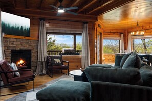 Smart TV, fireplace, video games, table football - Bear’s Eye View - Sleeps 12, Hot Tub, Game Room & Mountain Views (Sevierville)