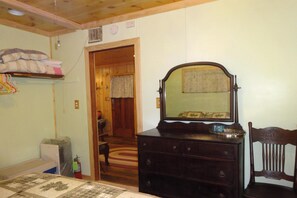 1 bedroom, bed sheets - Tionesta LO a Rustic Cabin that sleeps 6! (Tionesta)