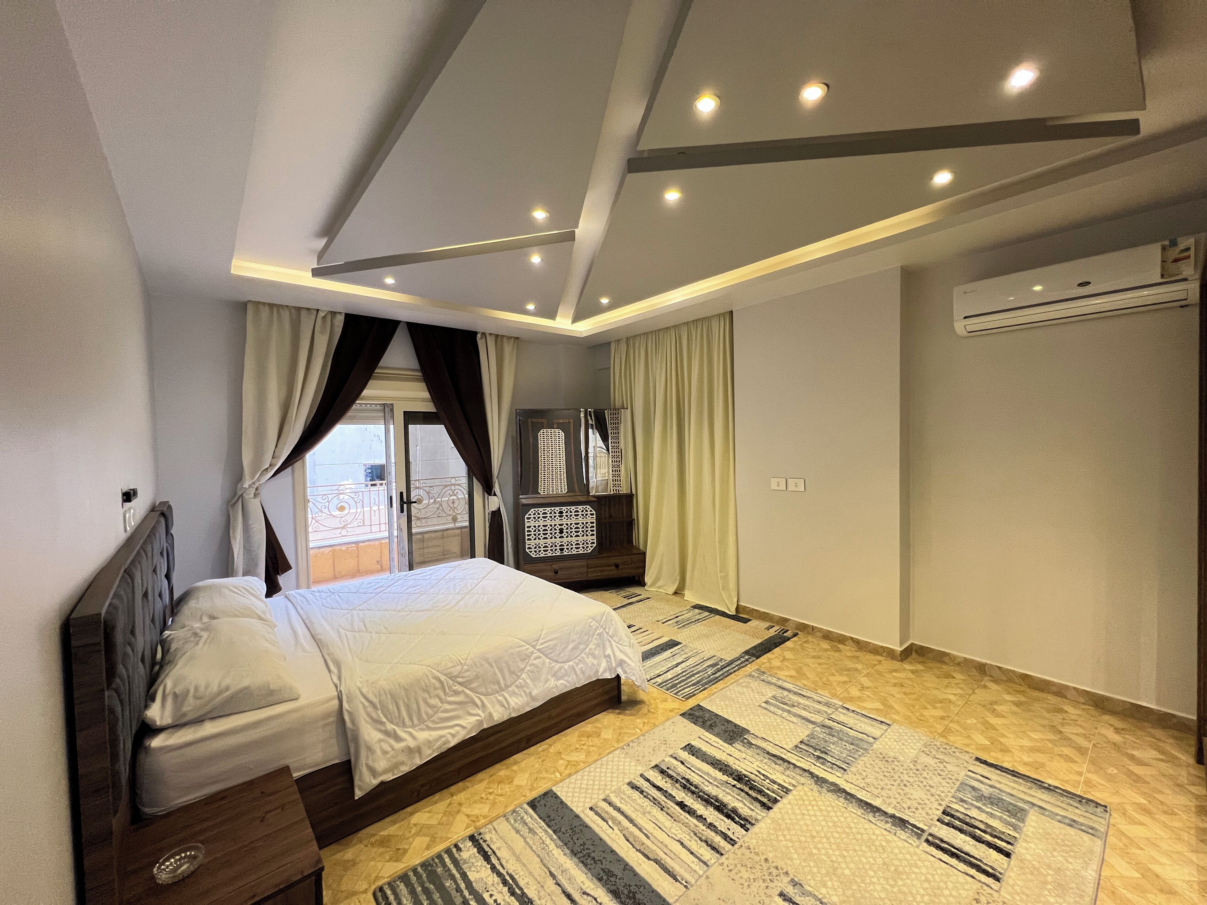 Apartamento clásico, balcón, vistas a la ciudad