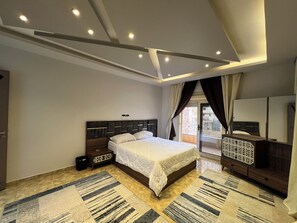Espacio para trabajar con laptop y cortinas blackout 