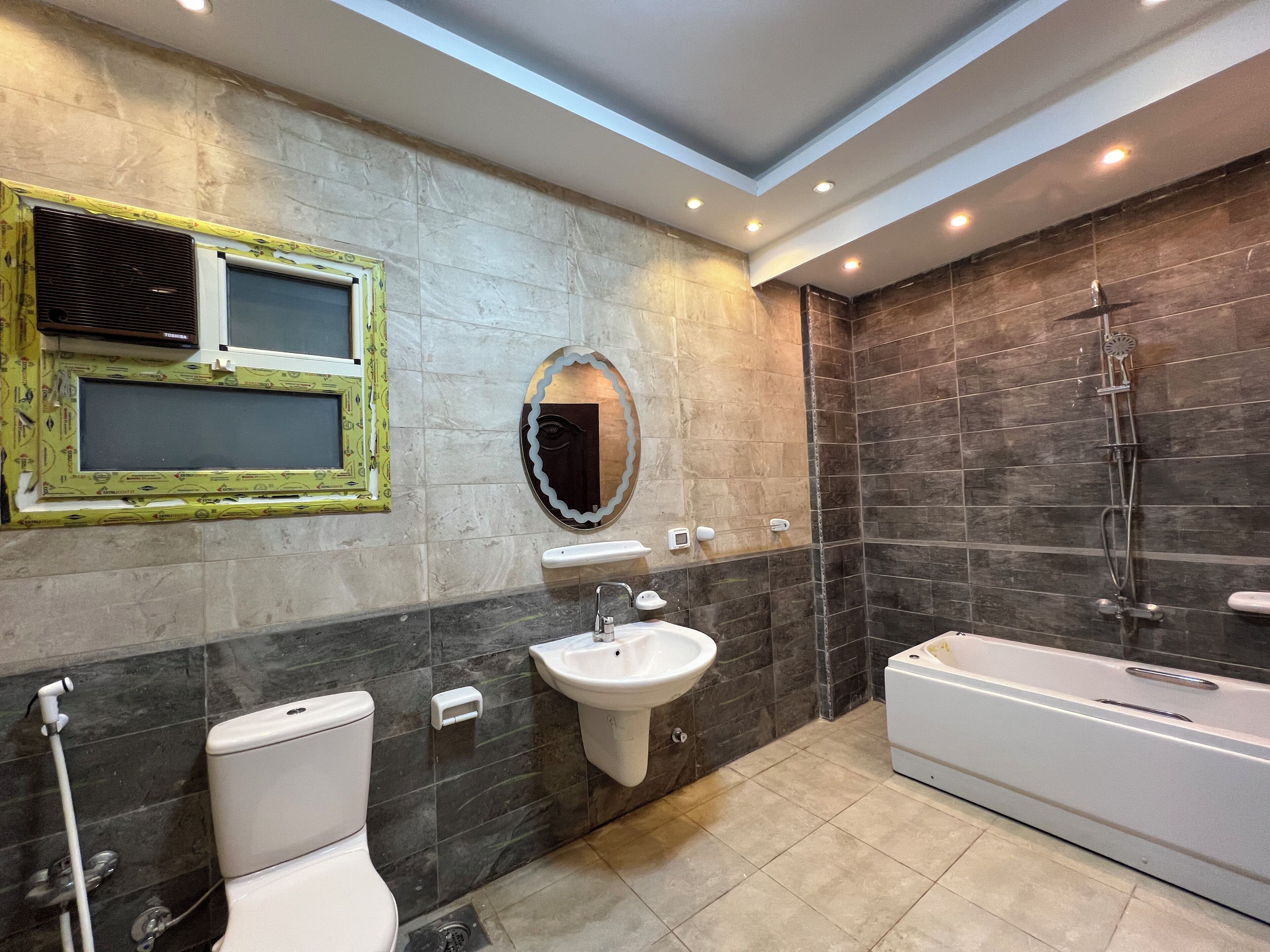 คลาสสิกอพาร์ทเมนท์, ระเบียง, วิวเมือง | ห้องน้ำ