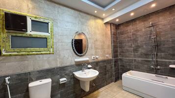 Classic Apartment, Balcony, City View | Bathroom