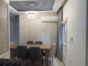 Classic-Apartment, Balkon, Stadtblick | Speisen