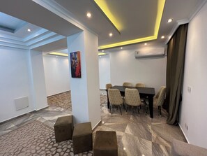 คลาสสิกอพาร์ทเมนท์, ระเบียง, วิวเมือง | ร้านอาหาร