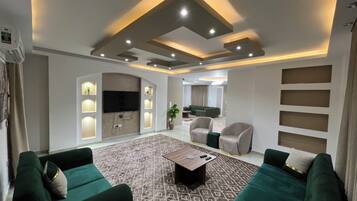 Classic-Apartment, Balkon, Stadtblick | Wohnbereich