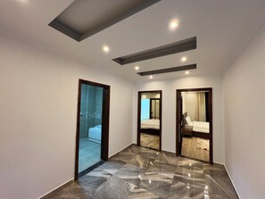 Espacio para trabajar con laptop y cortinas blackout 