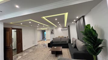 Apartamento clásico, balcón, vistas a la ciudad | Interior
