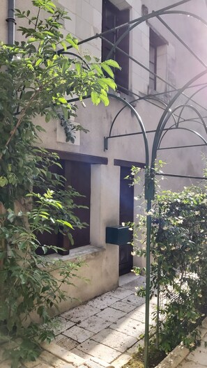 Exterior detail - Large town house located in the heart of Saint-Aignan. (Saint-Aignan)