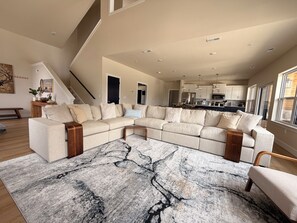 Smart TV - Lakes, Links, and Luxury at The Landing Overlook!  Private Balcony w/ Sunsets! (Branson)
