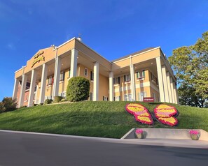 Exterior - Lakes, Links, and Luxury at The Landing Overlook!  Private Balcony w/ Sunsets! (Branson)