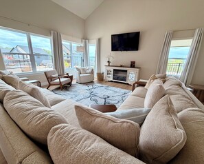 Smart TV - Lakes, Links, and Luxury at The Landing Overlook! Private Balcony w/ Sunsets! (Branson)