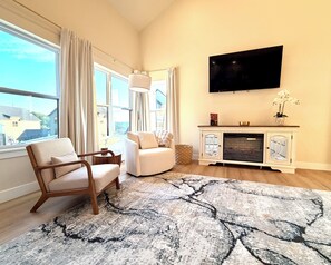 Smart TV - Lakes, Links, and Luxury at The Landing Overlook!  Private Balcony w/ Sunsets! (Branson)