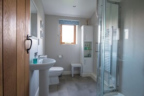 Bathroom - Morndyke Cottage | Morndyke Farm (Thirsk)