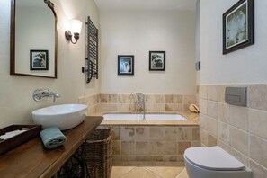 Shower, hair dryer, towels, toilet paper - Sienna, unique oasis with views in Old Towns heart (Kraków)