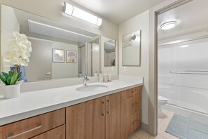 Bathroom - The Sail & Sky Suite - Chic 2BR Elegance with Stunning Marina Panoramas (Marina del Rey)