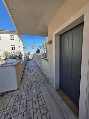Exterior detail - Elegantly renovated beachfront apartment with a courtyard and parking space (Fermo)