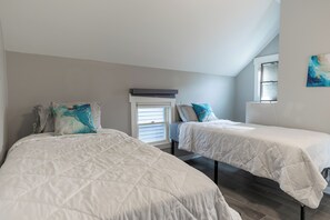 3 bedrooms, iron/ironing board, WiFi, bed sheets - Better location for large groups (Indianapolis)