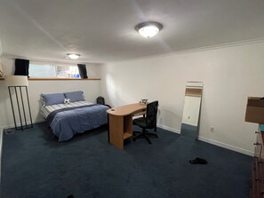 3 bedrooms, WiFi, bed sheets - Steps To University of Victoria and Cadboro Bay Beach. 3 bed 2 bath (Victoria)