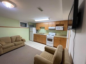 Interior - Steps To University of Victoria and Cadboro Bay Beach. 3 bed 2 bath (Victoria)